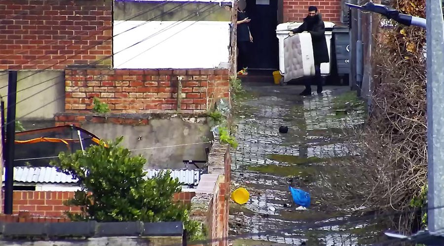 Man dumps mattress in alleyway